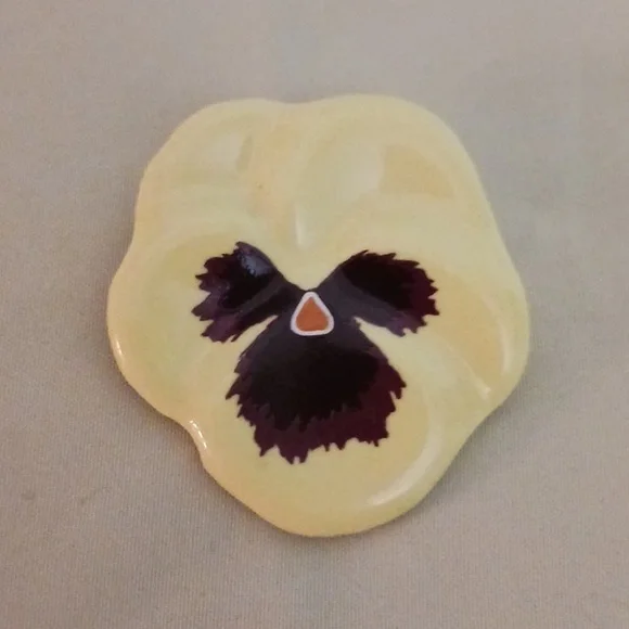 Vintage Avon Pansy Flower Brooch Pin Porcelain Yellow - Picture 4 of 6